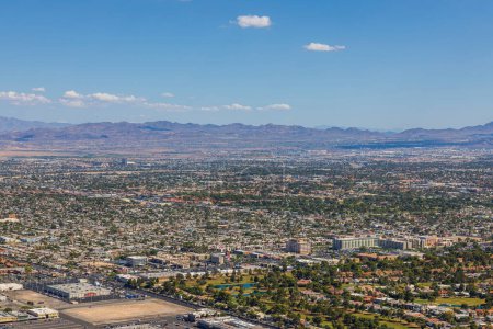 Foto de Beautiful aerial view of Las Vegas with mountain landscape in background. USA. - Imagen libre de derechos