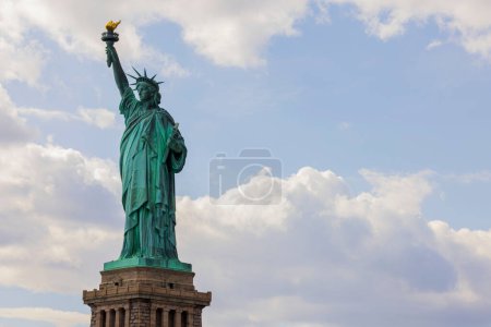 Téléchargez les photos : Beautiful view of Statue of Liberty against backdrop of white clouds. New York. USA. - en image libre de droit