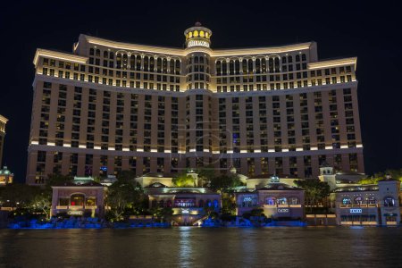 Foto de Hermosa vista del hotel Bellagio casino en Strip en Las Vegas en la noche. Las Vegas. Nevada. Estados Unidos. 09.17.2022. - Imagen libre de derechos