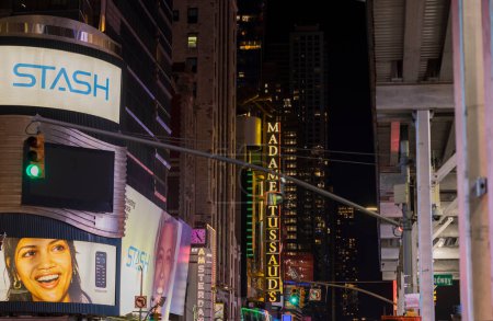 Foto de Vista de Broadway por la noche. Tableros publicitarios de neón en rascacielos. Nueva York. Estados Unidos. - Imagen libre de derechos