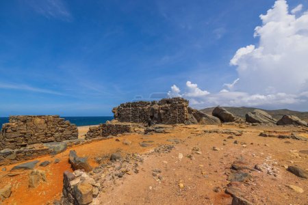 Schöne historische Ansicht der karibischen Küste mit Ruinen der Goldschmelze Bushiribana. Aruba.