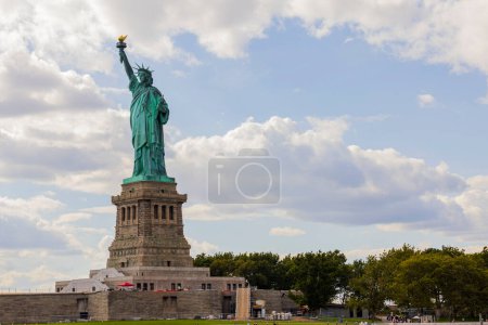 Foto de Hermosa vista de la Estatua de la Libertad en la Isla Libertad de Nueva York. Estados Unidos. - Imagen libre de derechos