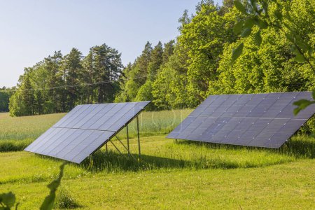 Foto de Vista de grandes paneles solares instalados en tierra. Países Bajos. - Imagen libre de derechos