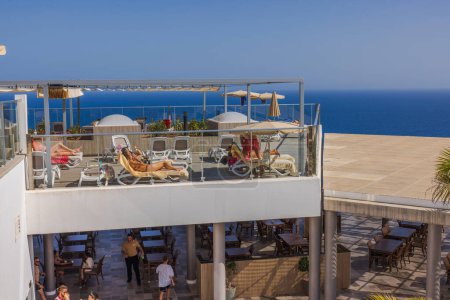 Foto de Hermosa vista exterior del hotel Riu Vistamar sobre fondo del Océano Atlántico. Gran Canaria. España. - Imagen libre de derechos