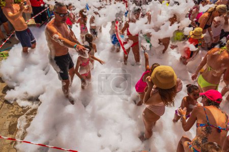 Foto de Vista de cerca de las personas en el hotel bailando en espuma disco en la piscina. Gran Canaria. España. - Imagen libre de derechos