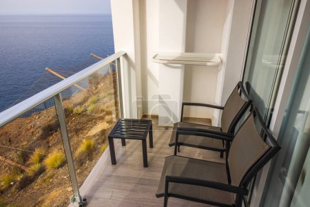 Foto de Balcón con vistas al mar de la habitación del hotel. Costa del océano Atlántico, Gran Canaria, España. - Imagen libre de derechos