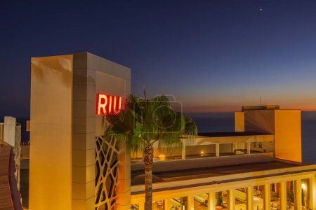 Foto de Vista exterior cercana del hotel RIU Vistamar de Gran Canaria sobre fondo sunsetsky. España. Gran Canaria. - Imagen libre de derechos