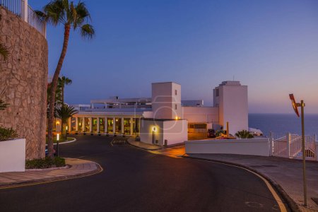 Foto de Hermoso exterior de hotel en Gran Canaria en el telón de fondo de la puesta del sol. España. - Imagen libre de derechos