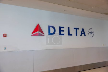Téléchargez les photos : Vue rapprochée du logo Delta sur fond mural blanc. États-Unis. NY. - en image libre de droit