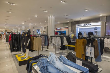Téléchargez les photos : Vue de l'intérieur du magasin Macy's avec le département des ventes de jeans DKNY. NY. États-Unis. - en image libre de droit