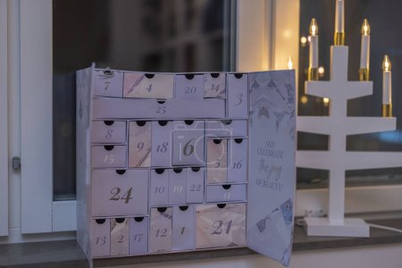 Téléchargez les photos : Vue du calendrier de l'Avent et du chandelier électrique traditionnel de Noël sur la fenêtre. Suède. - en image libre de droit
