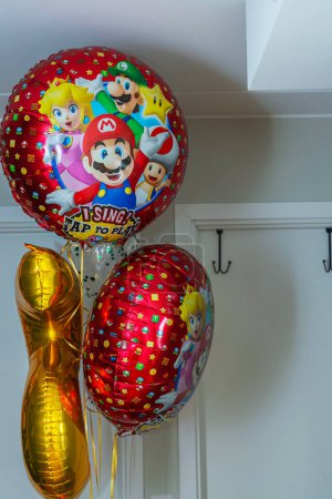 Foto de Hermosa vista de grandes globos de helio con personajes de dibujos animados en el apartamento. - Imagen libre de derechos