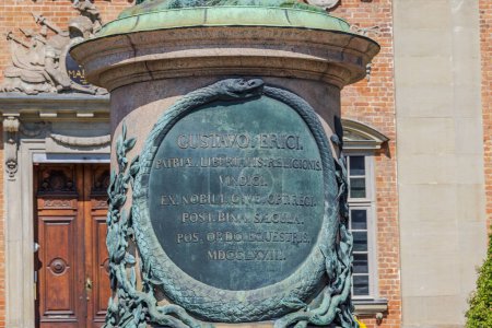 Foto de Placa conmemorativa debajo de la estatua de Gustav Ericsson (conocido como Gustav Vasa) situada frente a Riddarhuset, Estocolmo, Suecia. - Imagen libre de derechos