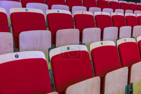 Téléchargez les photos : Vue des stands avec des chaises rouges confortables au complexe sportif. Suède. - en image libre de droit