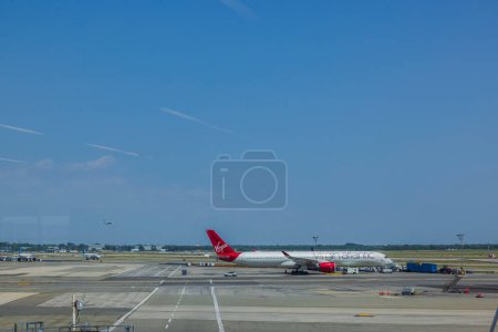 Téléchargez les photos : Belle vue sur l'avion Virgin Atlantic stationné à l'aéroport de New York sur fond de ciel bleu. États-Unis. New York. - en image libre de droit