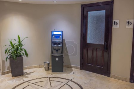 Téléchargez les photos : Vue intérieure de l'hôtel, équipé d'un distributeur automatique pour la commodité des visiteurs. Miami Beach. États-Unis. - en image libre de droit
