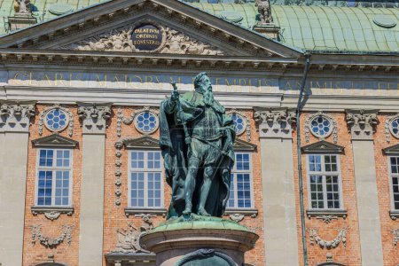 Foto de Vista de cerca de la estatua histórica de Gustavo Erici frente al Riddarhuset (Casa de la Nobleza) en Estocolmo, Suecia. - Imagen libre de derechos