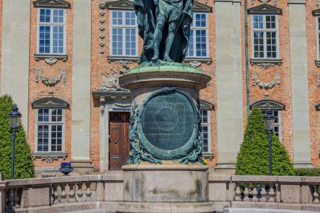 Foto de Vista de primer plano del mostrador de información bajo la estatua histórica de Gustavo Erici frente a Riddarhuset (Casa de la Nobleza) en Estocolmo, Suecia. - Imagen libre de derechos