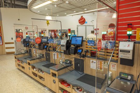 Foto de Mostradores de caja con máquinas de autoservicio en un supermercado sueco ICA. - Imagen libre de derechos