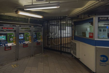 Foto de Vista de cerca de las máquinas expendedoras de billetes dentro del metro de la ciudad de Nueva York. Nueva York. Estados Unidos. - Imagen libre de derechos