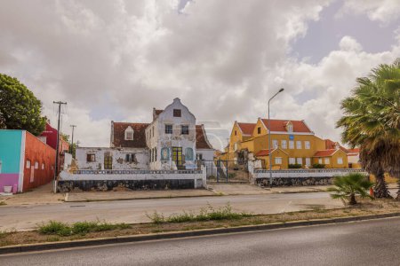 Téléchargez les photos : Beauté portée par le temps : structures en décomposition au cœur de Willemstad, Curaçao. - en image libre de droit