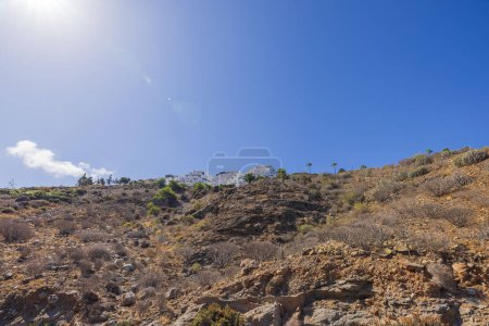 Impresionante vista del paisaje de montaña de la isla de Gran Canaria con hoteles posados sobre las colinas. 