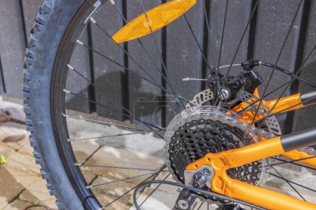 Vista de cerca de la rueda trasera de una bicicleta de montaña con múltiples engranajes conmutables. Países Bajos.