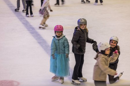 Foto de Vista de niños patinando en pista de hielo en complejo deportivo. - Imagen libre de derechos
