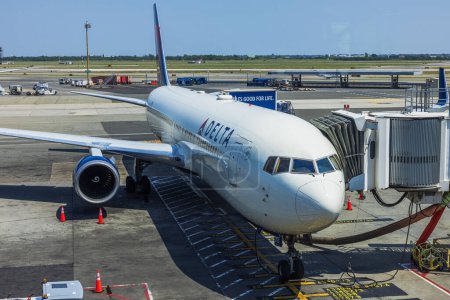 Téléchargez les photos : Vue rapprochée de l'avion de passagers Delta Airlines à l'aéroport JFK de New York avec rampe d'embarquement pour l'embarquement des passagers. États-Unis. NY. - en image libre de droit
