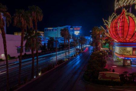 Téléchargez les photos : Vue nocturne du paysage urbain de Las Vegas, mettant en valeur des sentiers lumineux flous captivants depuis les voitures le long de l'emblématique Strip Road. Las Vegas. États-Unis. - en image libre de droit