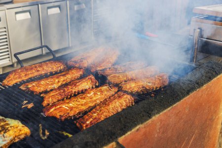 Téléchargez les photos : Vue rapprochée des côtes de porc grillées à l'extérieur dans un restaurant à ciel ouvert. Curaçao. - en image libre de droit
