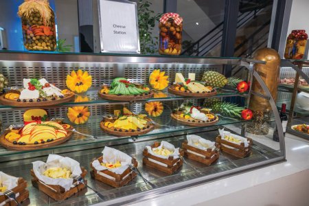 Großaufnahme der Käseregale im Hotelrestaurant mit verschiedenen Käsevorspeisen. Curaçao.