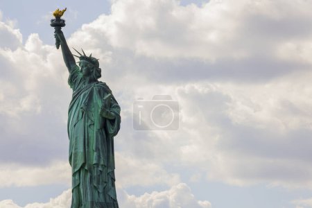 Hermosa vista de la Estatua de la Libertad con el telón de fondo de un cielo nublado. Nueva York. Estados Unidos.
