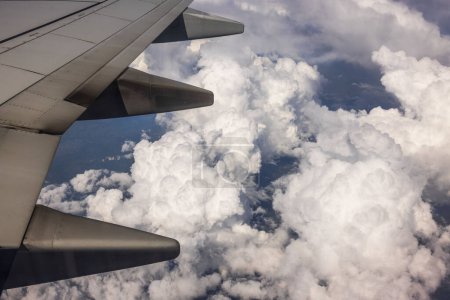 Foto de Hermosa vista desde la ventana del avión durante el vuelo del cielo con nubes blancas. - Imagen libre de derechos