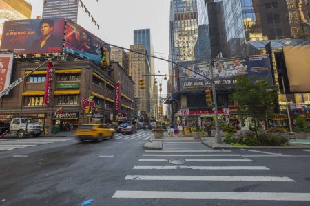 Foto de Una hermosa vista de las calles de Manhattan Nueva York con intersecciones bulliciosas y cruces peatonales. Nueva York. Estados Unidos. - Imagen libre de derechos