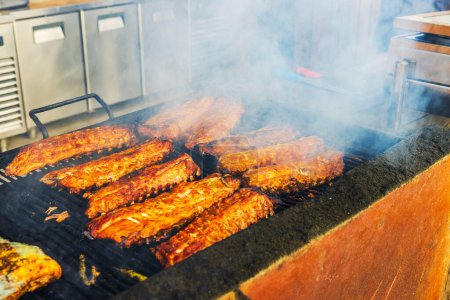 Téléchargez les photos : Vue rapprochée des côtes de porc grillées à l'extérieur au restaurant. Curaçao. - en image libre de droit