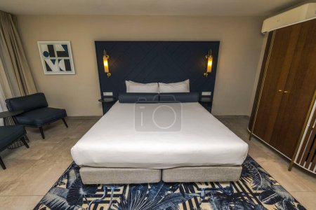 Téléchargez les photos : Belle vue intérieure de la chambre d'hôtel avec lit king-size. Curaçao. M. Willemstad. - en image libre de droit