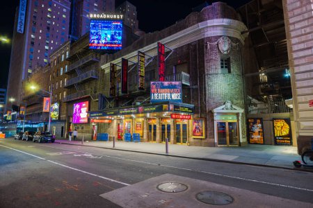 Foto de Una impresionante perspectiva nocturna del Broadhurst Theatre, con el debut del musical 'The Neil Diamond Musical: A Beautiful Noise. Nueva York. Estados Unidos. - Imagen libre de derechos