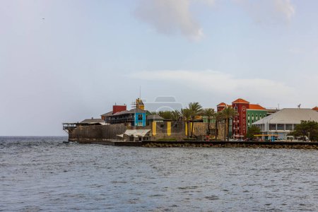 Herrlicher Blick auf die Uferpromenade von Willemstad, im Hintergrund erstreckt sich das Karibische Meer. Curaçao.