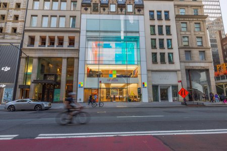 Foto de Hermosa vista de la Quinta Avenida con el edificio de la corporación Microsoft situado en el lado opuesto de la carretera. Nueva York. Estados Unidos. - Imagen libre de derechos