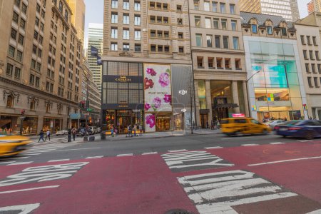 Foto de Una hermosa vista de la Quinta Avenida con el entrenador, DJI, y Microsoft boutiques. Nueva York. Estados Unidos. - Imagen libre de derechos