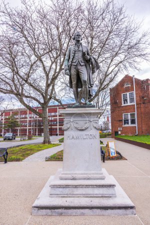 Téléchargez les photos : Vue rapprochée de la statue d'Alexander Hamilton dans le New Jersey, sur fond d'arbres nus et d'architecture urbaine. New Jersey, États-Unis. - en image libre de droit