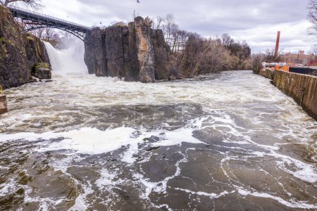 Schöne Aussicht auf den Paterson Wasserfall im Park, umgeben von Klippen von der frühlingshaften Atmosphäre, beeindruckt mit seiner Schönheit und Kraft. New Jersey.