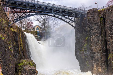 Eine detaillierte Perspektive zeigt die Größe des Paterson Wasserfalls, wie er in New Jersey, USA, kaskadiert.