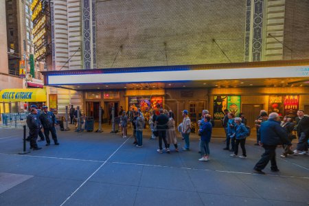 Téléchargez les photos : Vue en soirée de la file d'attente devant le Shubert Theatre à Broadway à Manhattan pour la première d'une nouvelle comédie musicale "Hell's Kitchen". New York. États-Unis. - en image libre de droit