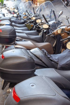 Téléchargez les photos : Gamme de scooters prêts à la location. Toutes les marques sont supprimées. - en image libre de droit