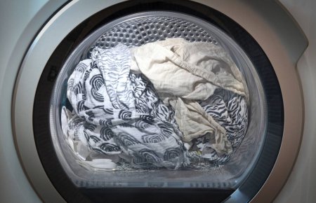 Téléchargez les photos : Blanchisserie dans le sèche-linge, mise au point sélective - en image libre de droit