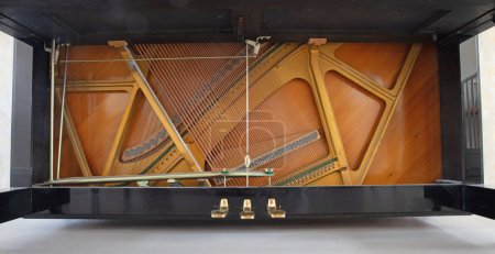 Téléchargez les photos : Old piano pedal with close-up shot, old pedal with scratches and dust - en image libre de droit