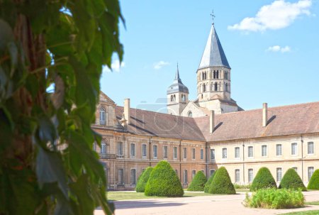 Téléchargez les photos : Abbaye de Cluny au milieu de la Bourgogne, France - en image libre de droit