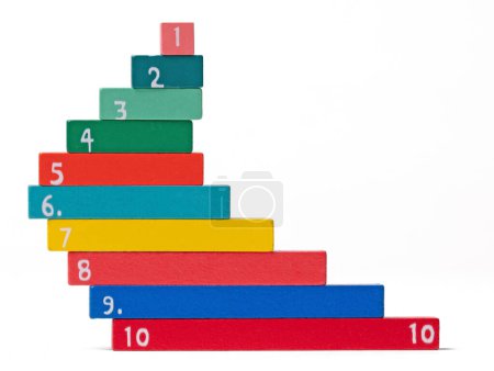 Téléchargez les photos : Tiges de comptage en bois utilisées pour calculer les mathématiques en utilisant la couleur et la forme dans les livres scolaires précoces, amis de dix - en image libre de droit